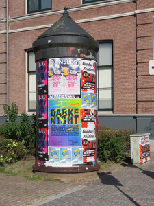 833832 Afbeelding van de reclamezuil op de hoek bij de Van Asch van Wijckskade en Noorderstraat te Utrecht.